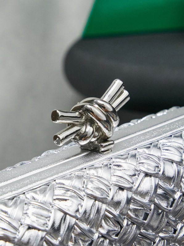 Сумка клатч Intrecciato Knot 20 см фото 4