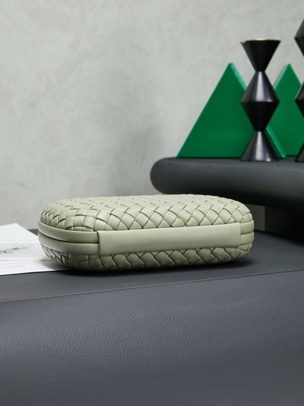 A bag clutch Intrecciato Knot 20 cm фото 8