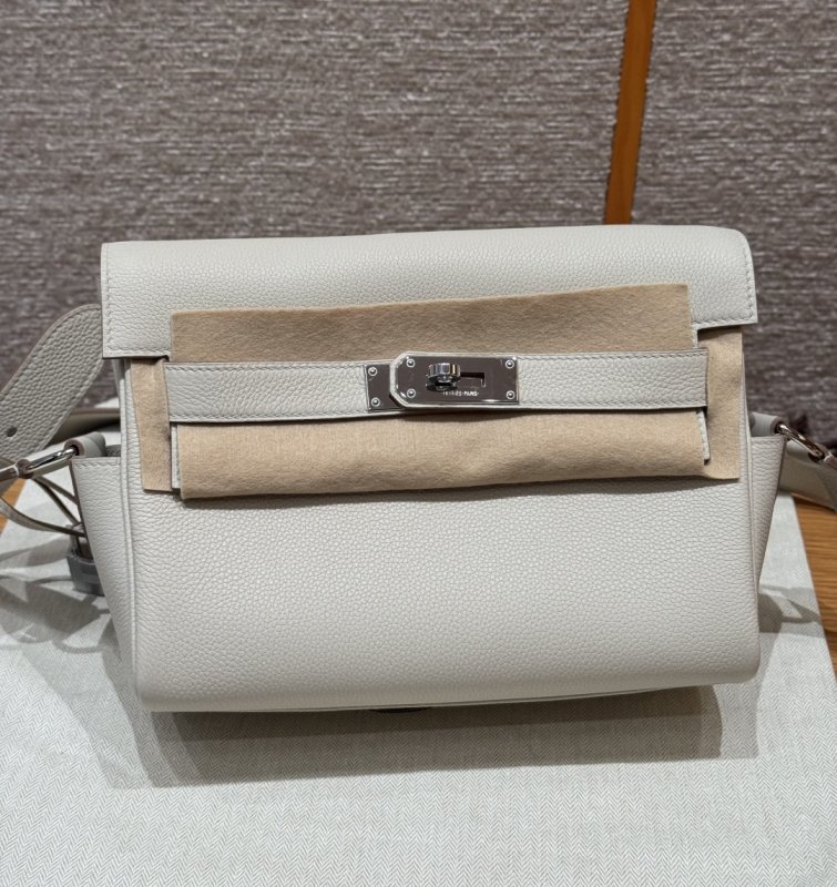 Сумка клатч кожаная Kelly Messenger 24 см в коже Evercolor