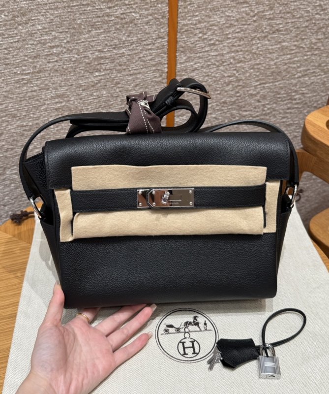 Сумка клатч кожаная Kelly Messenger 24 см в коже Evercolor