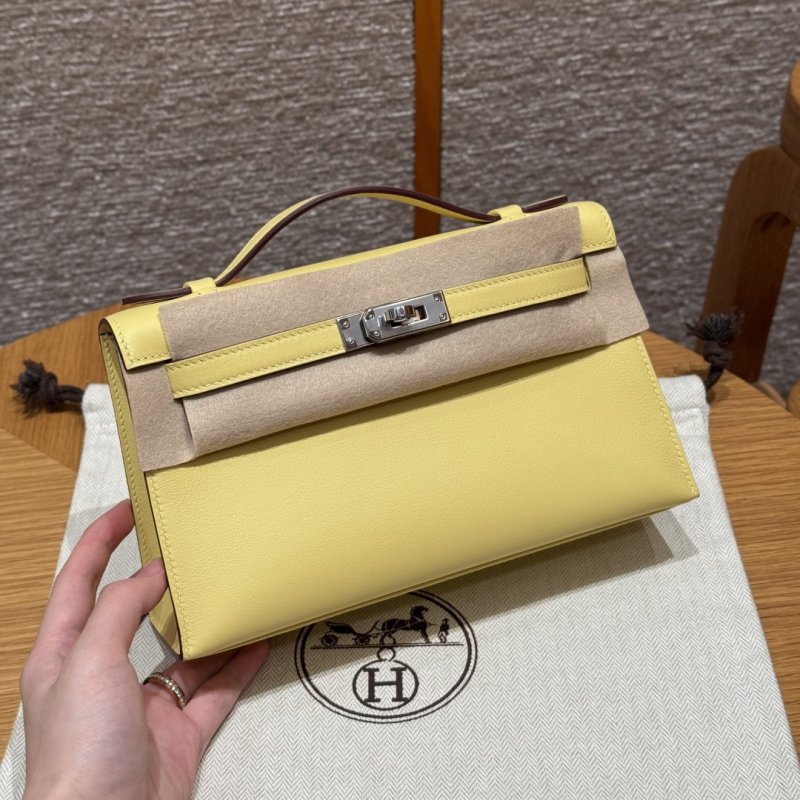 Сумка клатч кожаная Kelly Pochette 22 см в коже Swift