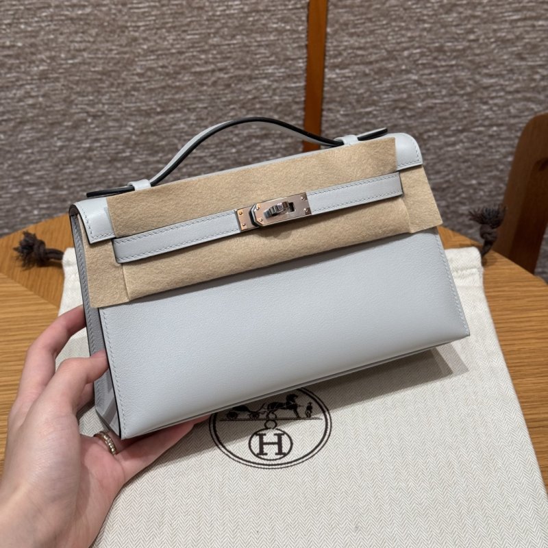 Сумка клатч кожаная Kelly Pochette 22 см в коже Swift
