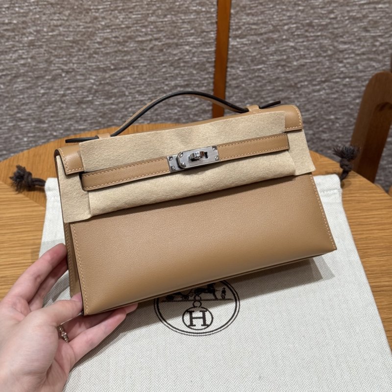 A bag clutch leather Kelly Pochette 22 cm at skin Swift