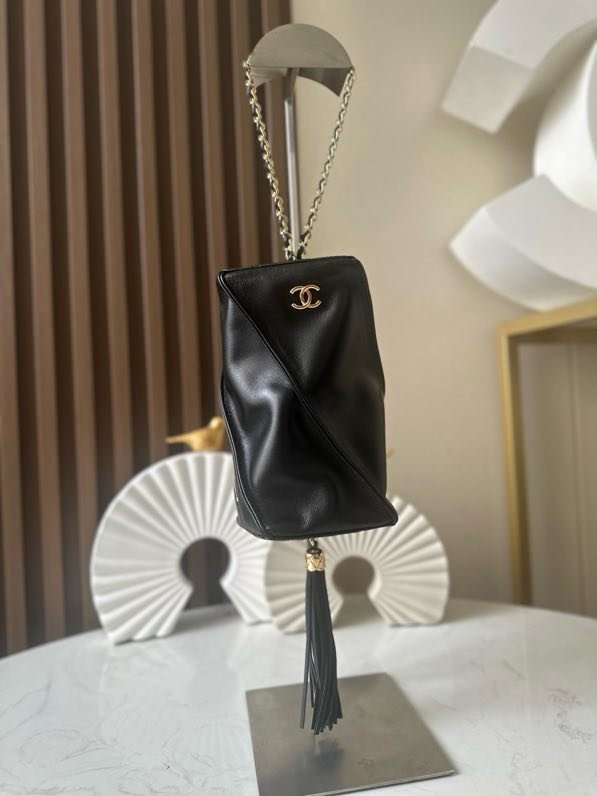 A bag clutch on chain