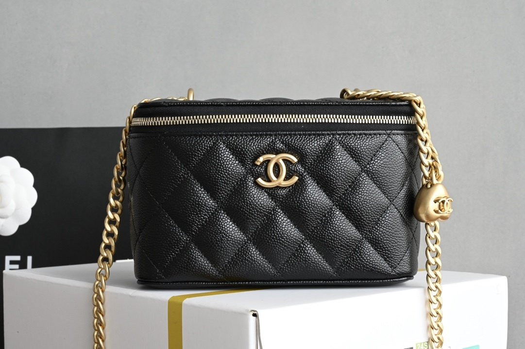 Сумка косметичк кожаная Chanel 23P 17 см