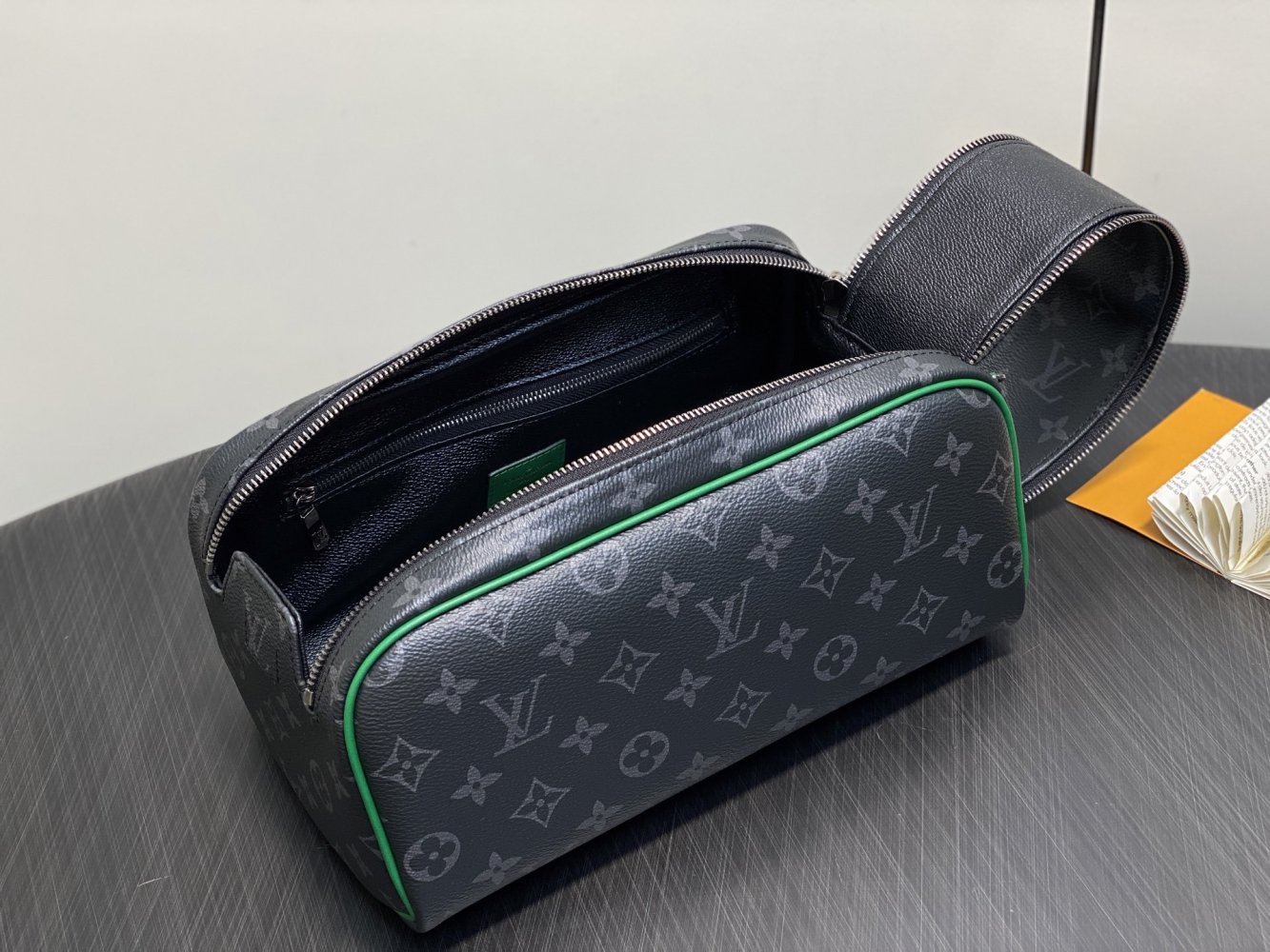 A bag beautician Dopp Kit фото 8