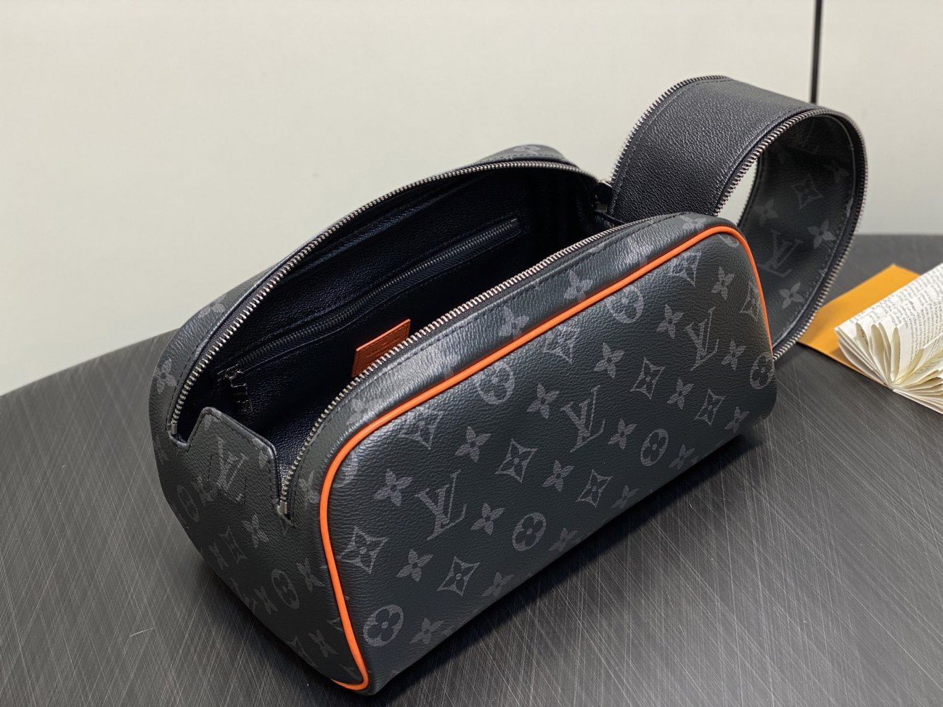 A bag beautician Dopp Kit фото 8