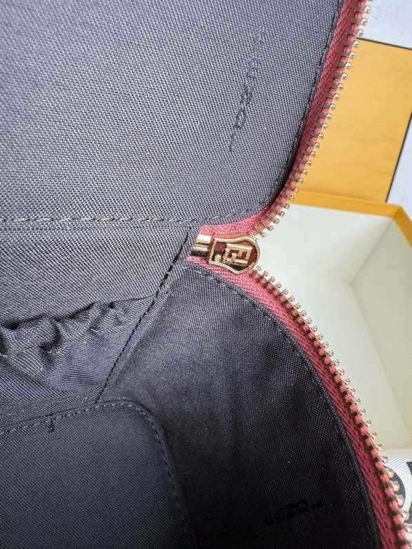 Сумка косметичка FENDI Vanity фото 9