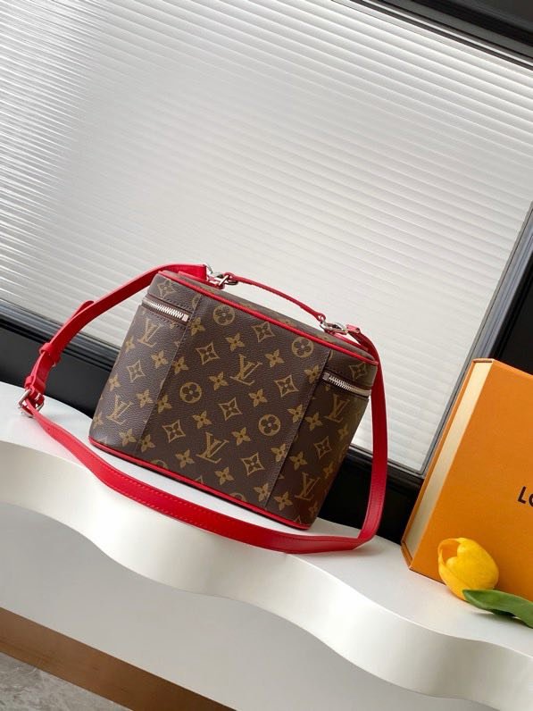 A bag beautician M12671 Red Book Nice BB 24 cm фото 2