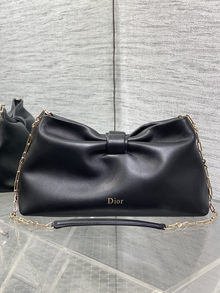 A bag leather 30 cm from bow