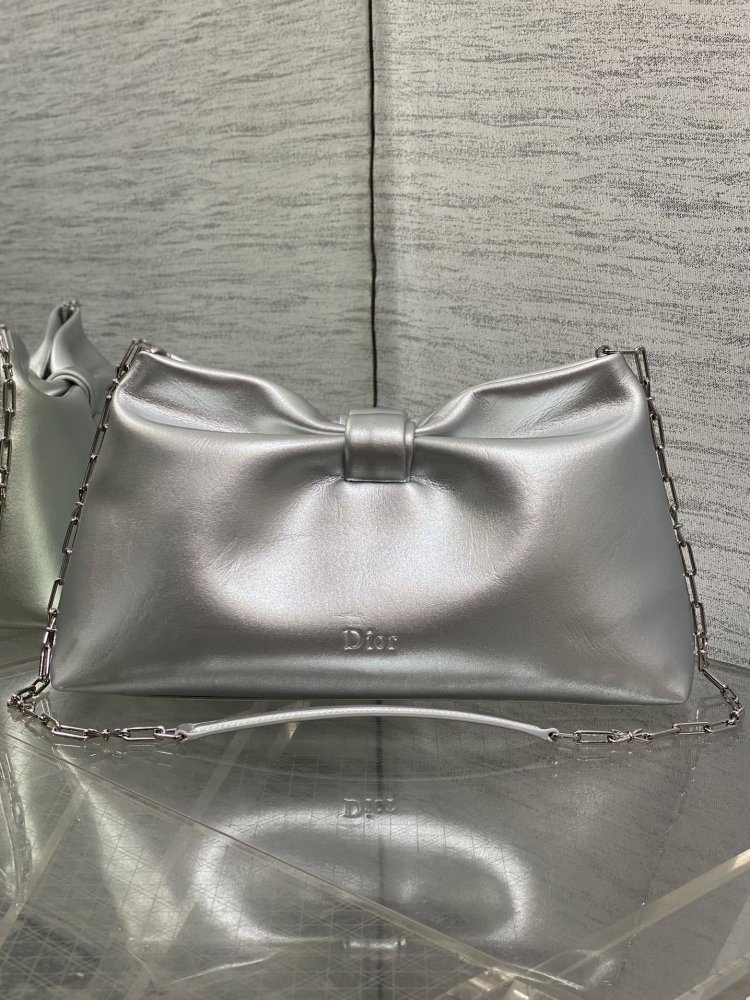 A bag leather 30 cm from bow
