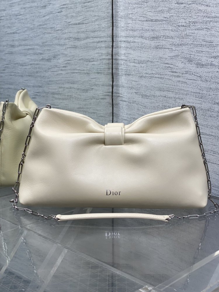 A bag leather 30 cm from bow