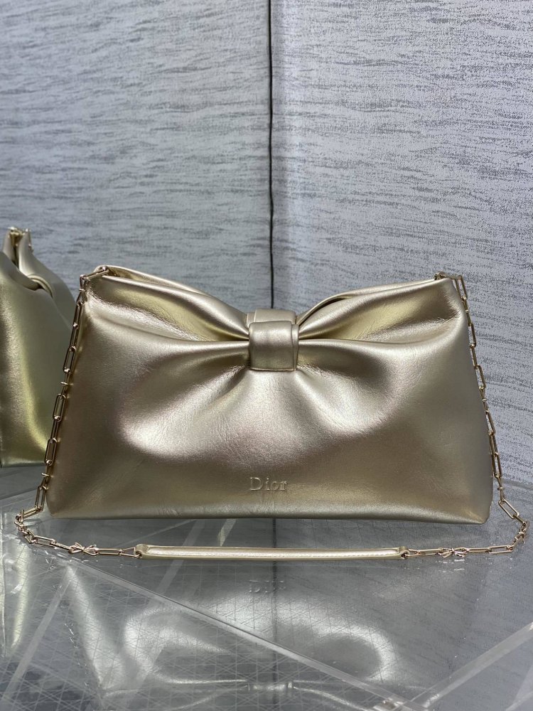A bag leather 30 cm from bow
