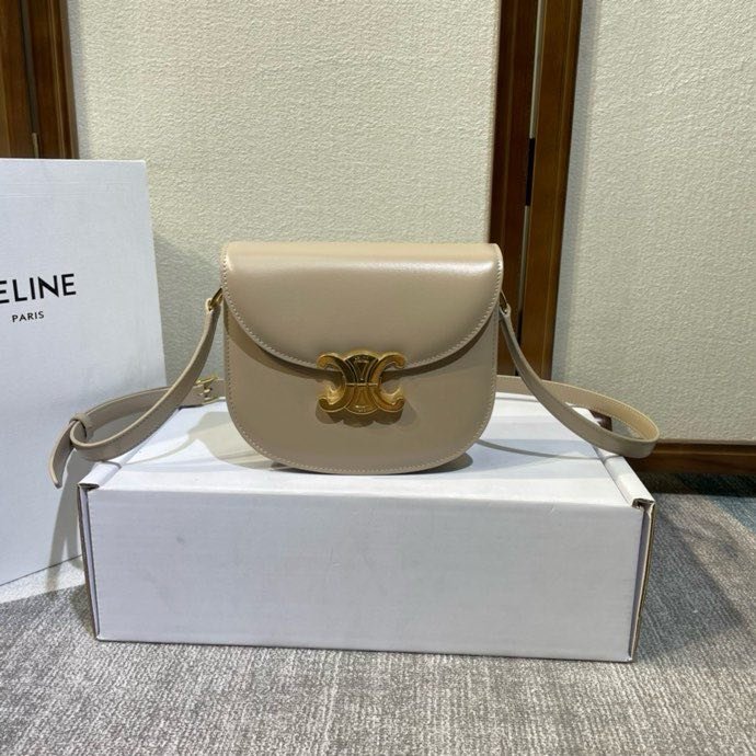 A bag leather BESACE TRIOMPHE 19 cm