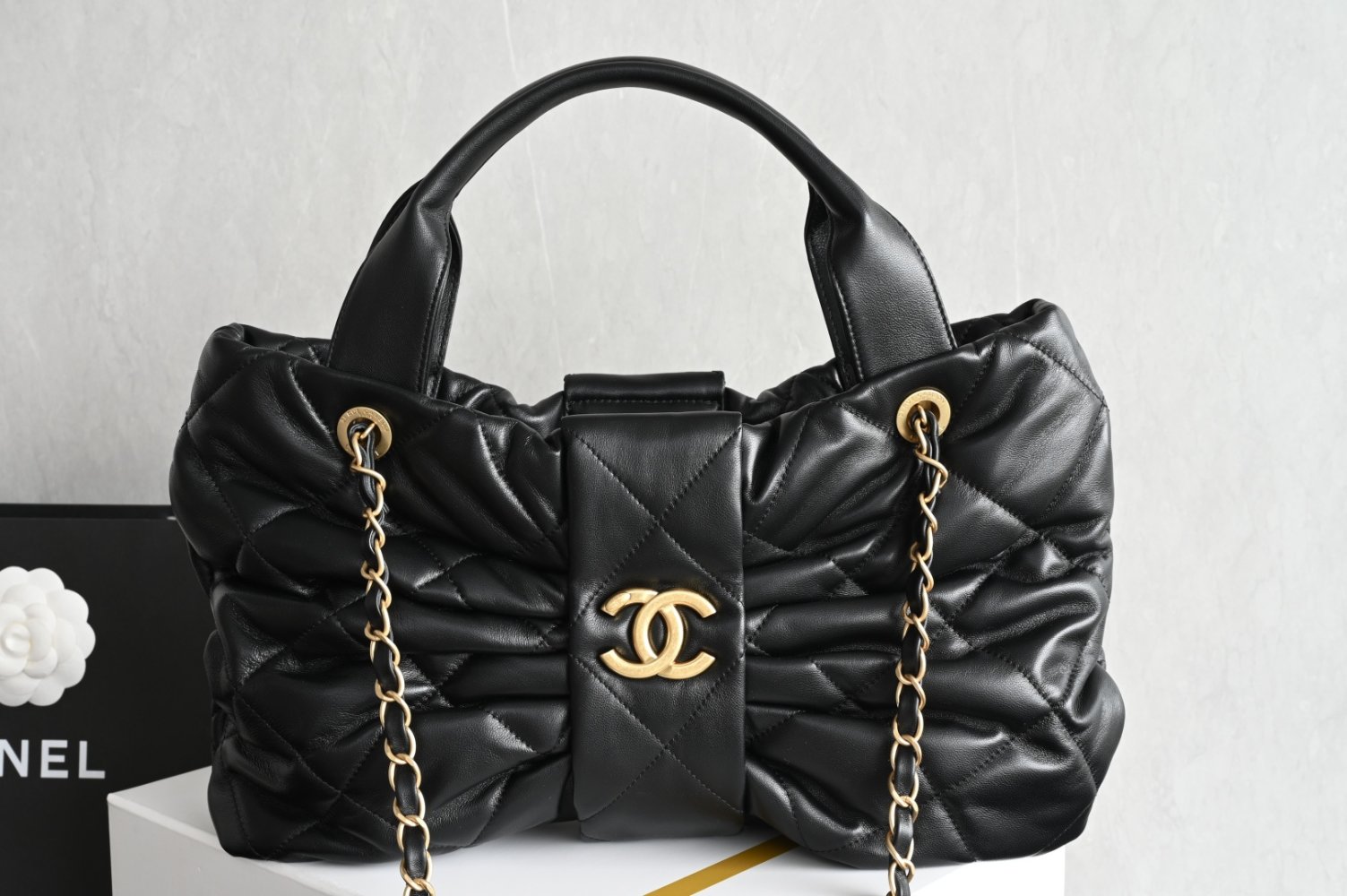 Сумка кожаная Chanel Lambskin Quilted Bow Bag 38 см