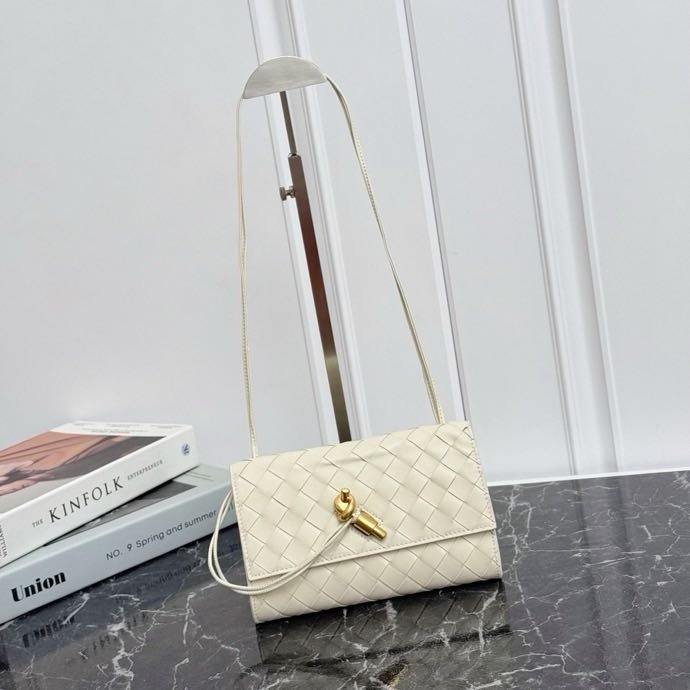 Сумка кожаная через плечо Andiamo 19 см