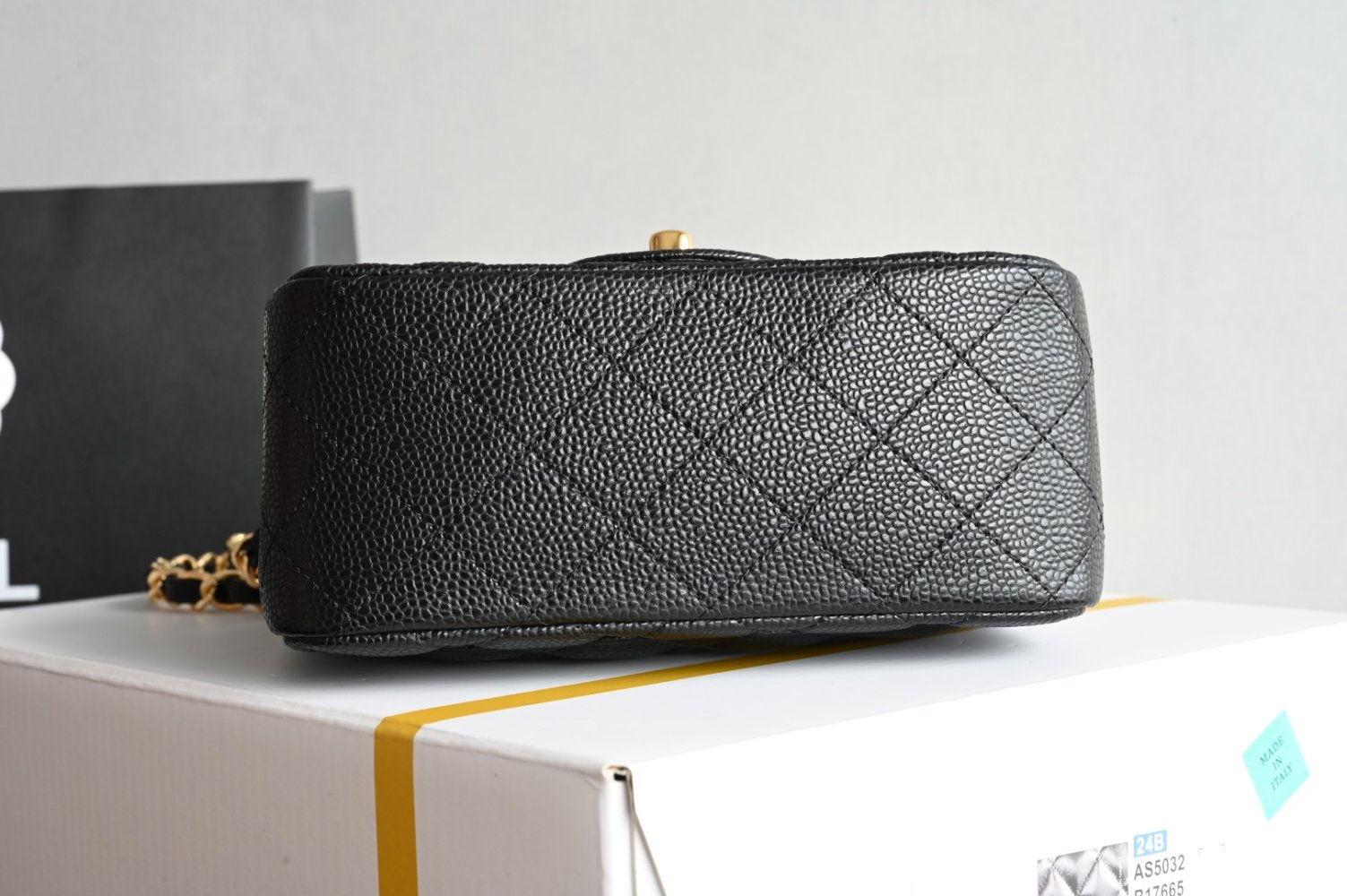 Сумка кожаная Classic Flap Mini 17 см фото 3