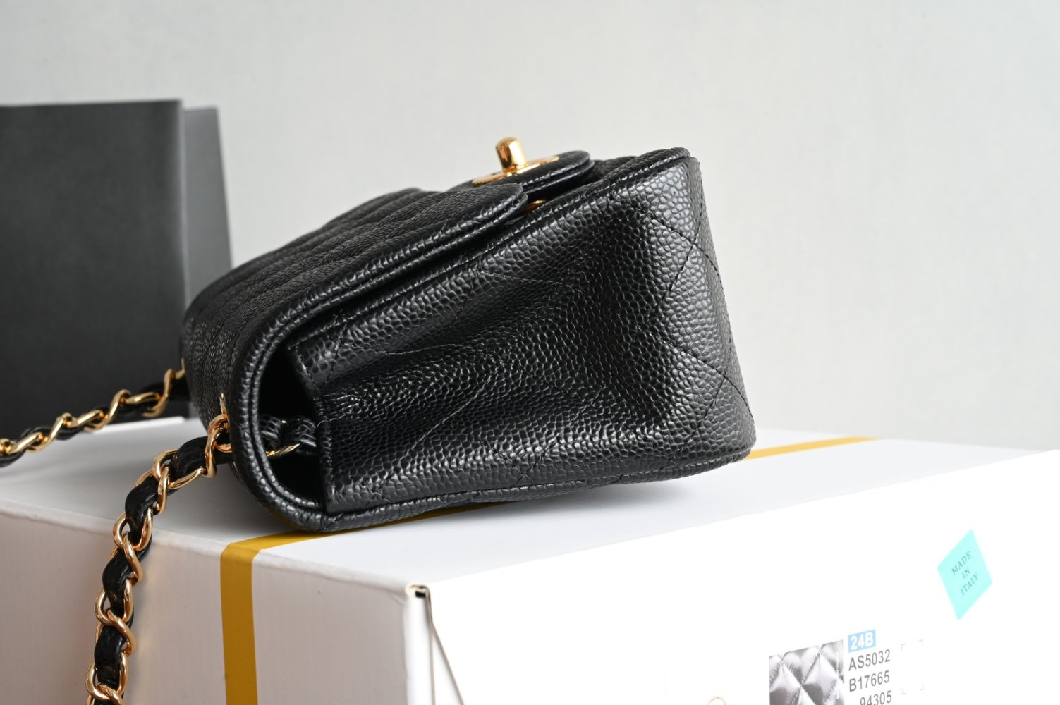 Сумка кожаная Classic Flap Mini 17 см фото 4