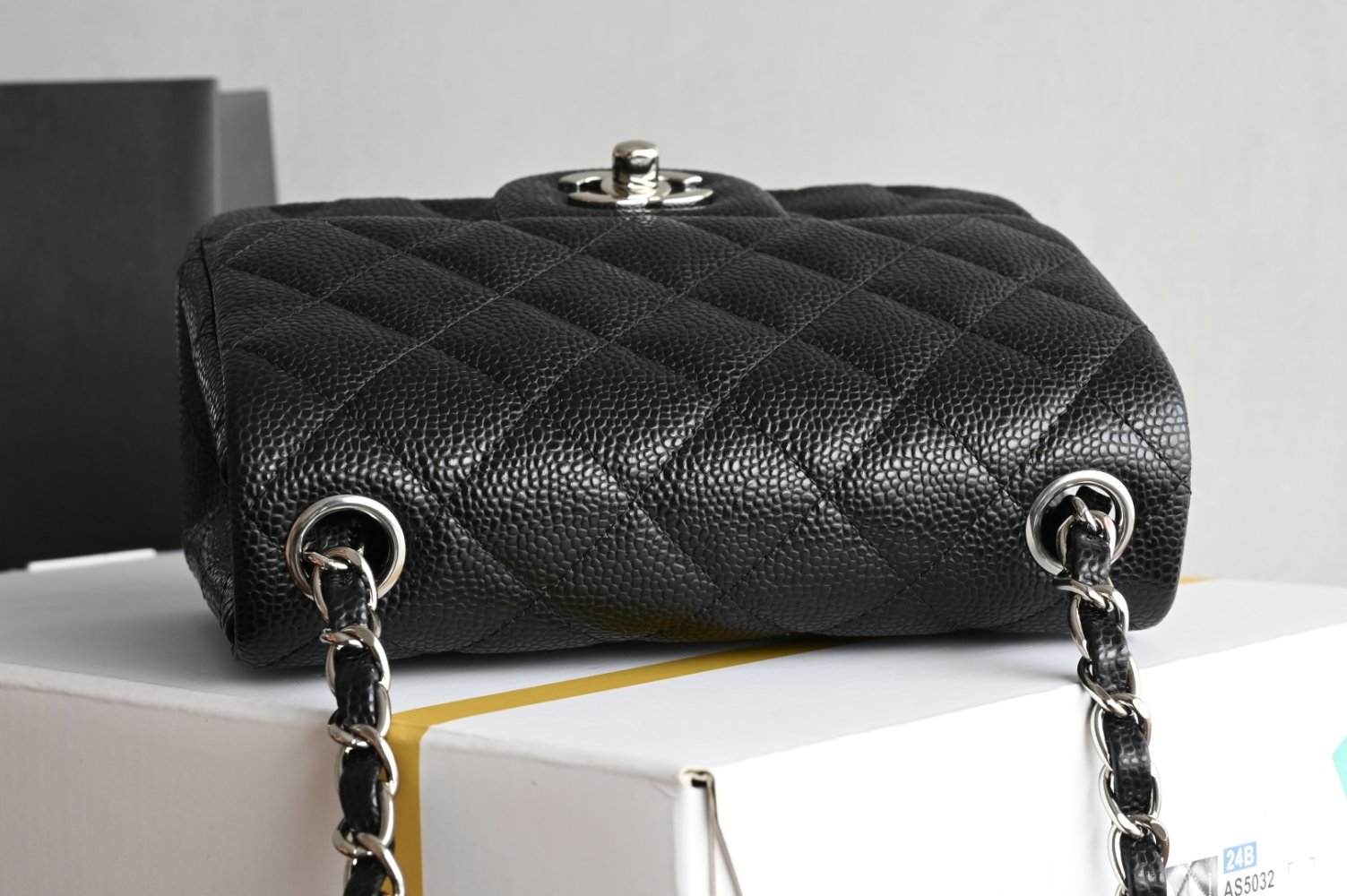 Сумка кожаная Classic Flap Mini 17 см фото 5