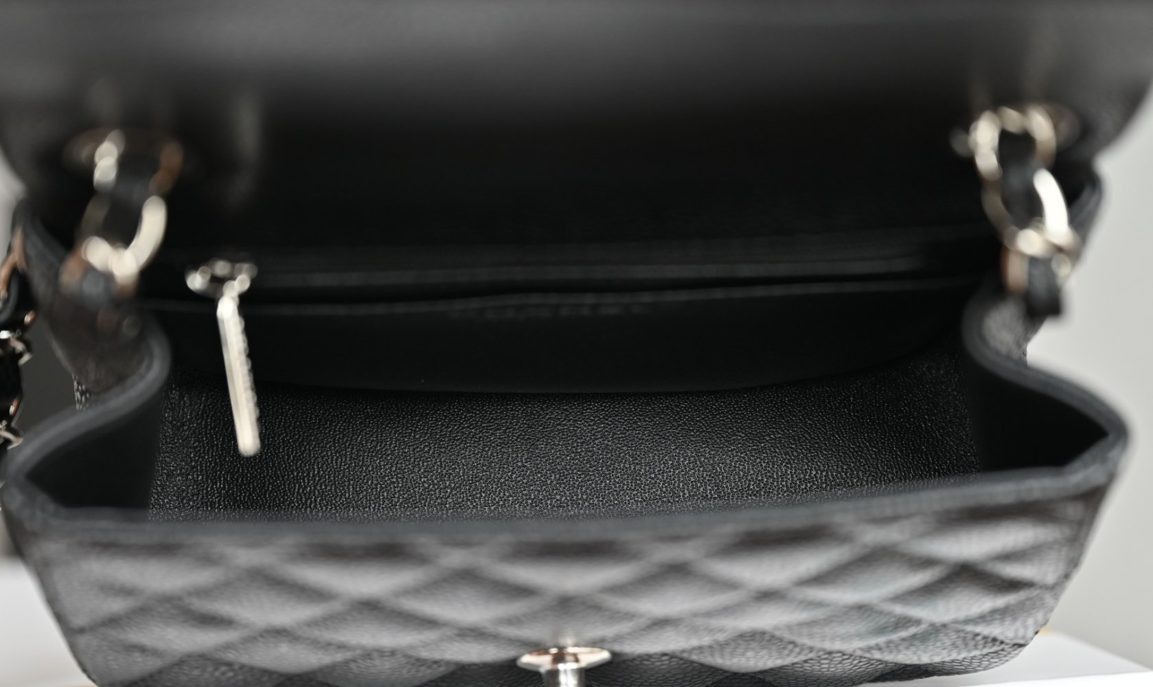 Сумка кожаная Classic Flap Mini 17 см фото 9