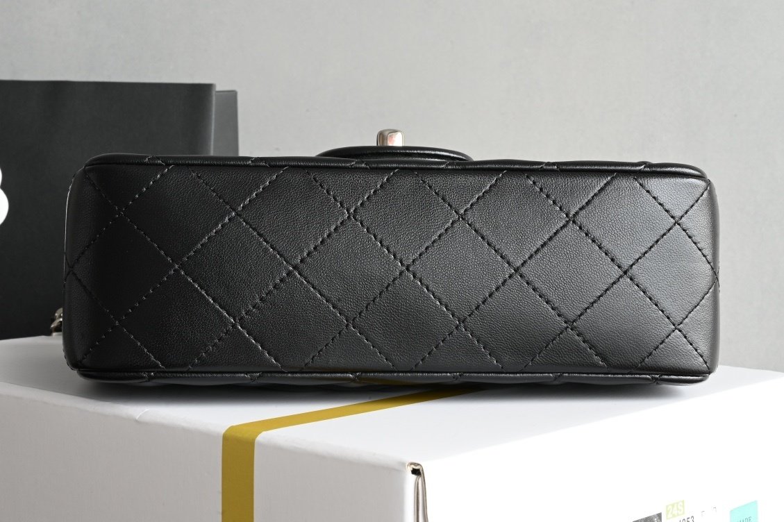 Сумка кожаная Classic Flap Mini 22 см фото 3