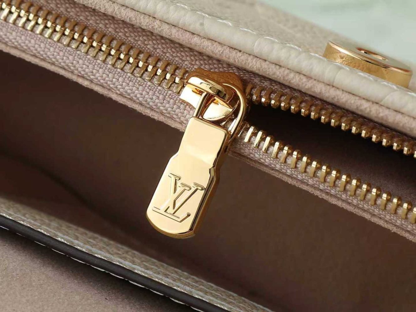 Сумка шкіряна Wallet on Chain Ivy 23 см фото 10