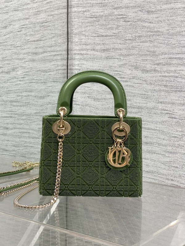 Сумка Lady Dior 17 см с вышивкой в виде узора «Каннаж», выполненной микробисером