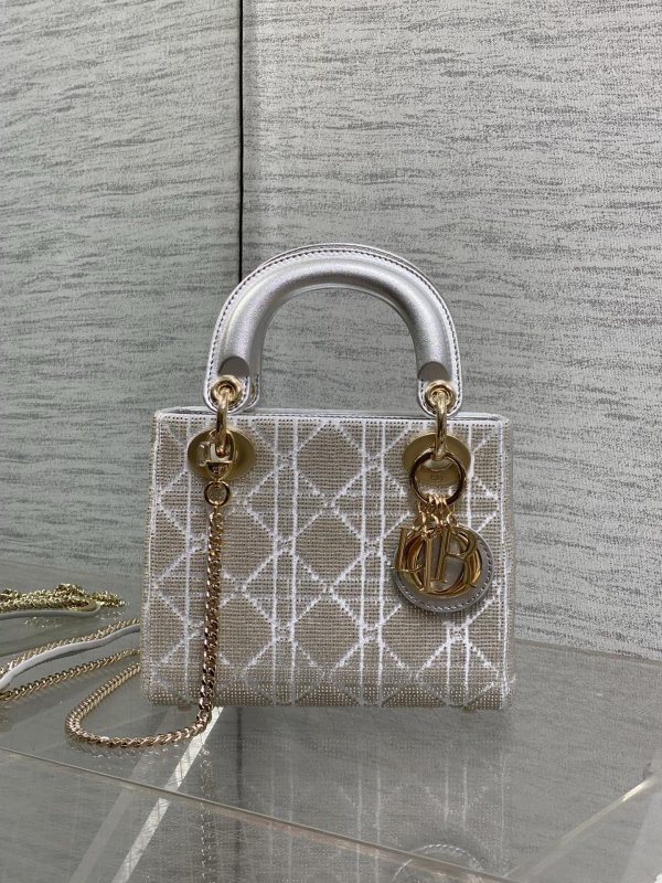 Сумка Lady Dior 17 см с вышивкой в виде узора «Каннаж», выполненной микробисером