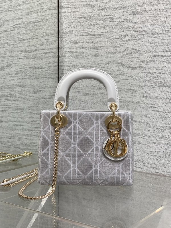 Сумка Lady Dior 17 см с вышивкой в виде узора «Каннаж», выполненной микробисером