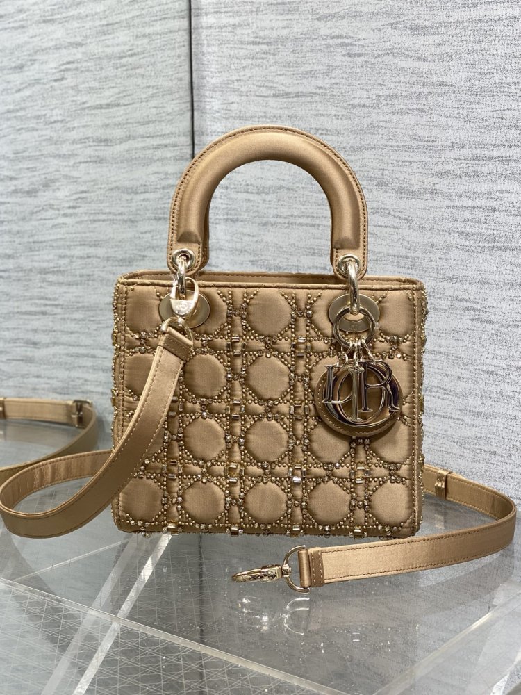Сумка Lady Dior 20 см украшена бисером