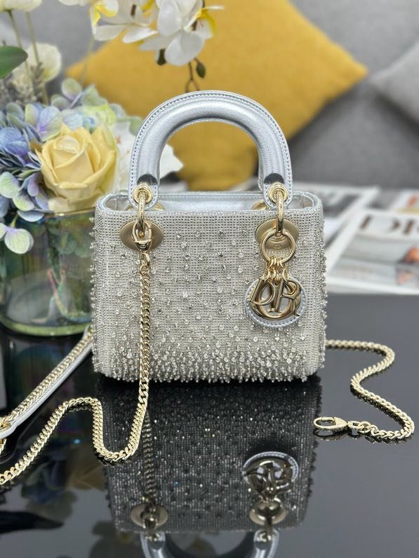 Сумка Lady Dior декорированная бисером и кристаллами с золотистой фурнитурой