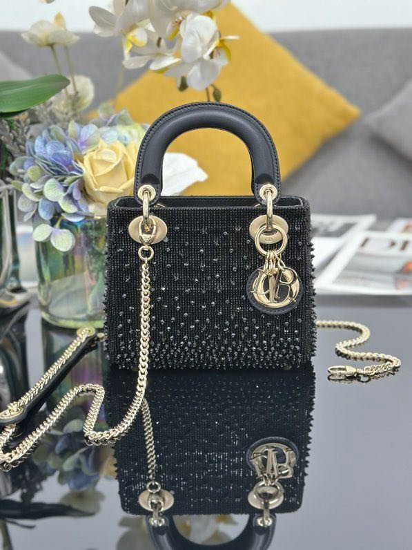Сумка Lady Dior декорированная бисером и кристаллами с золотистой фурнитурой