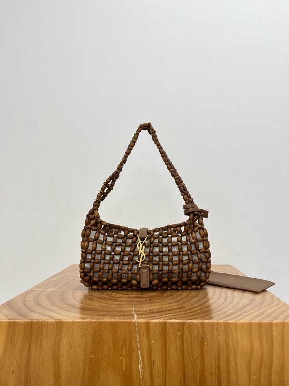 A bag LE 5A7 23 cm from weaving of wood beads