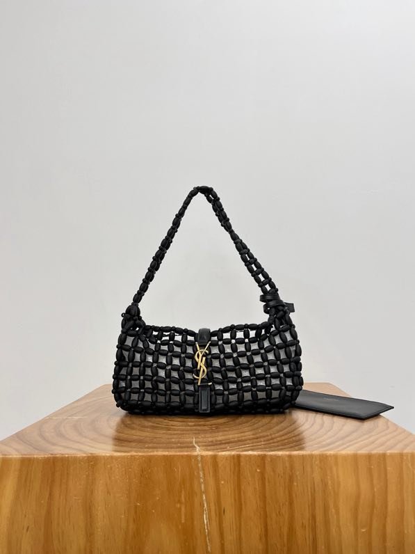 A bag LE 5A7 23 cm from weaving of wood beads
