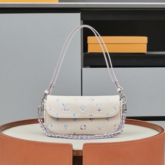 Сумка M29770 Wallet On Chain Ivy 23 см