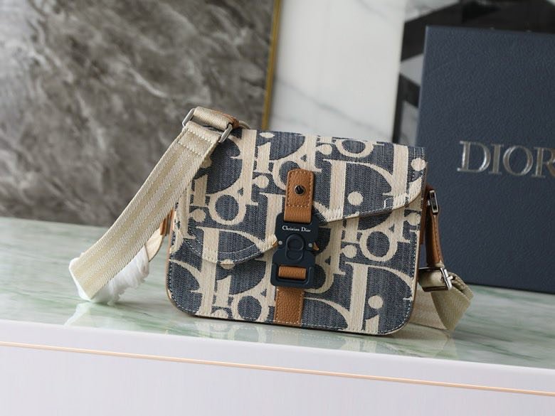 A bag messenger 24 cm