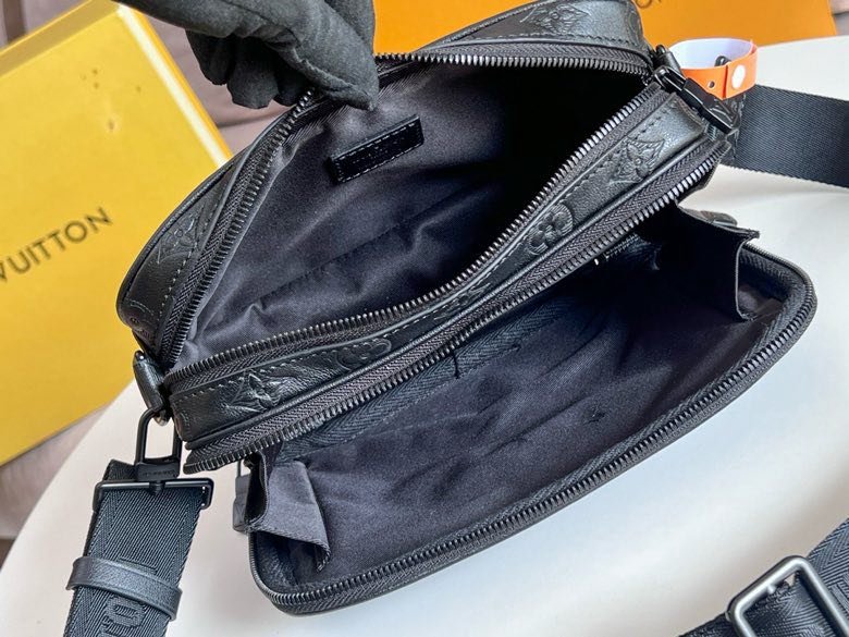 A bag messenger Alpha leather 24 cm фото 7