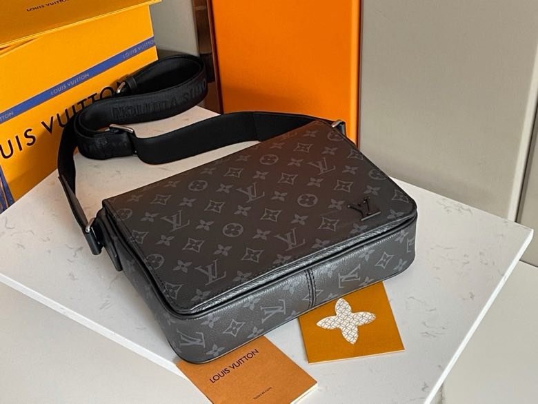 Сумка мессенджер District 26 см фото 7