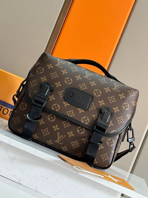 A bag messenger LV Trail 31 cm