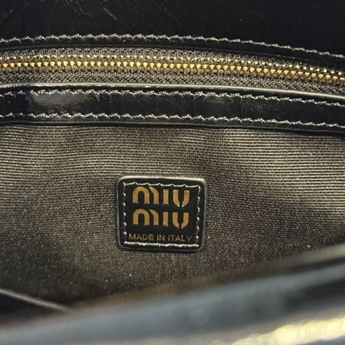Сумка Miu Miu Solitaire из блестящей кожи фото 8