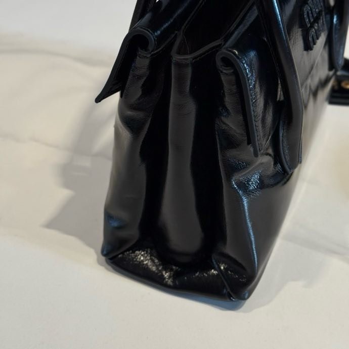 Сумка Miu Miu Solitaire из блестящей кожи фото 9