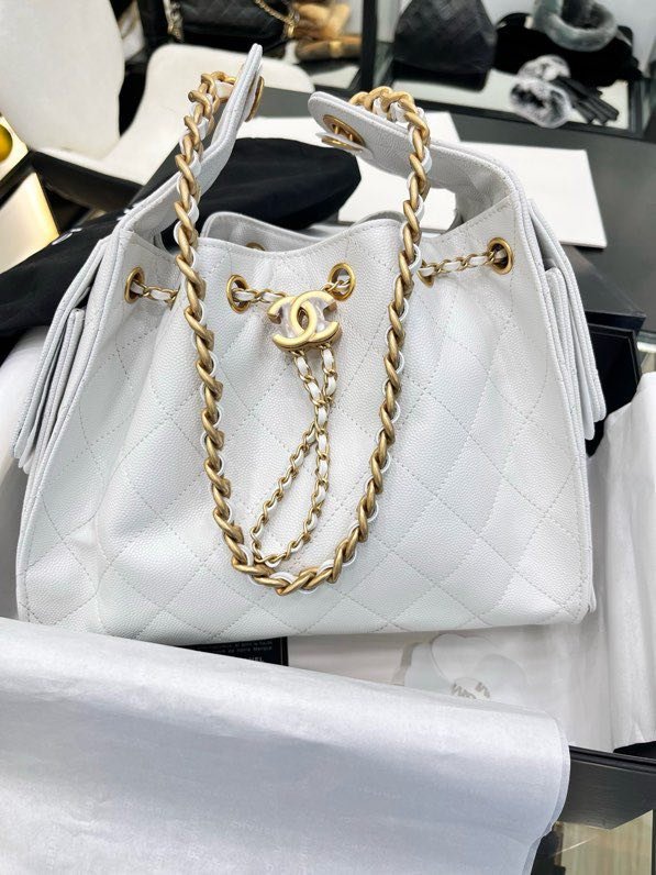 A bag on shoulder leather THE CHANEL 25
