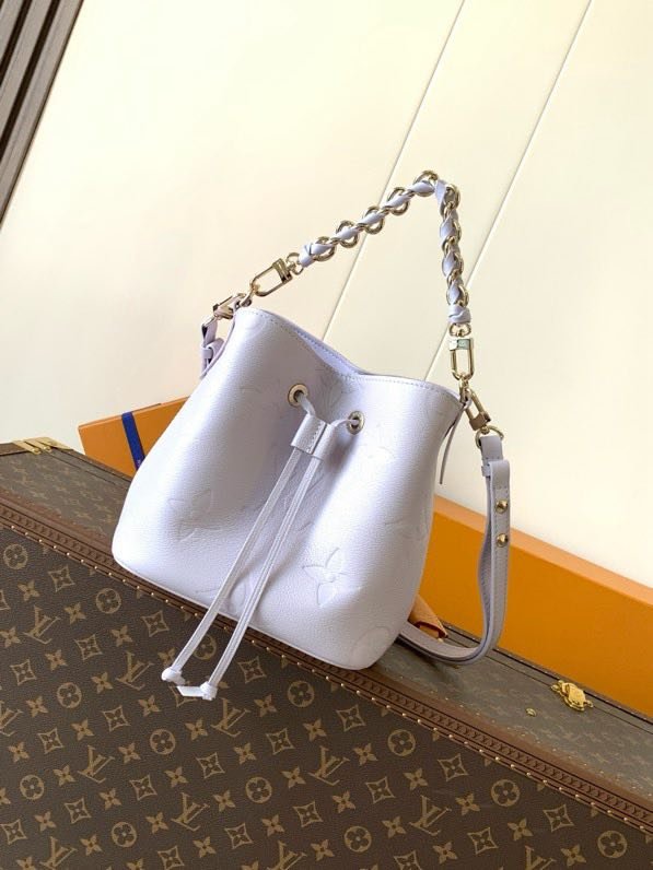 A bag Neonoe BB 20 cm