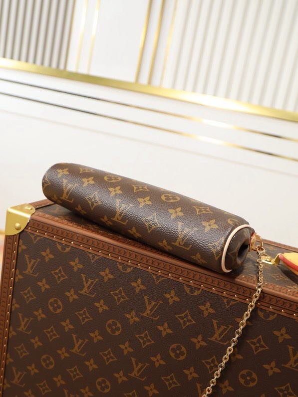 A bag Pochette Eva 27 cm фото 4