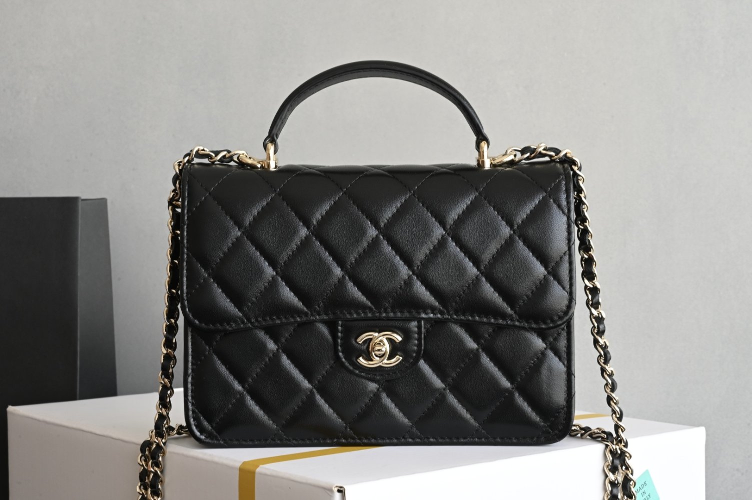 Сумка Quilted Mini Top Handle Flap Bag в коже Lambskin