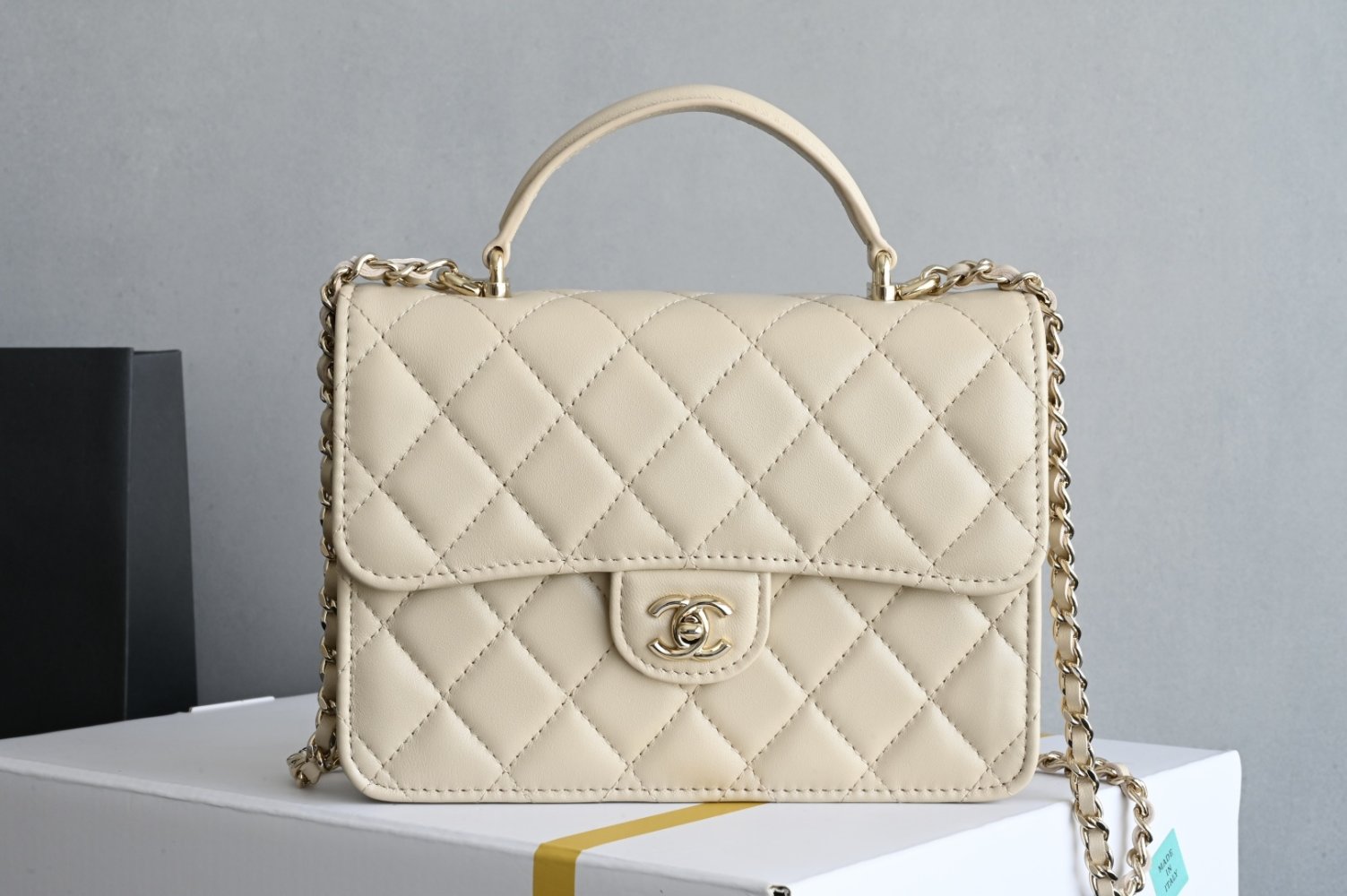 Сумка Quilted Mini Top Handle Flap Bag в коже Lambskin