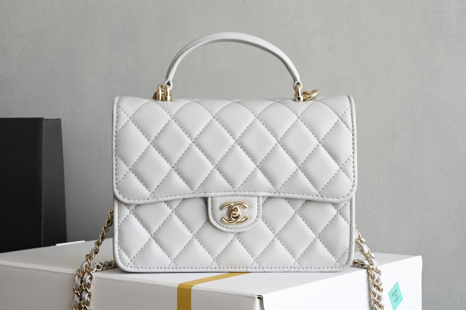 Сумка Quilted Mini Top Handle Flap Bag в коже Lambskin