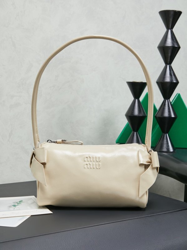 A bag Ribbon 21 cm leather