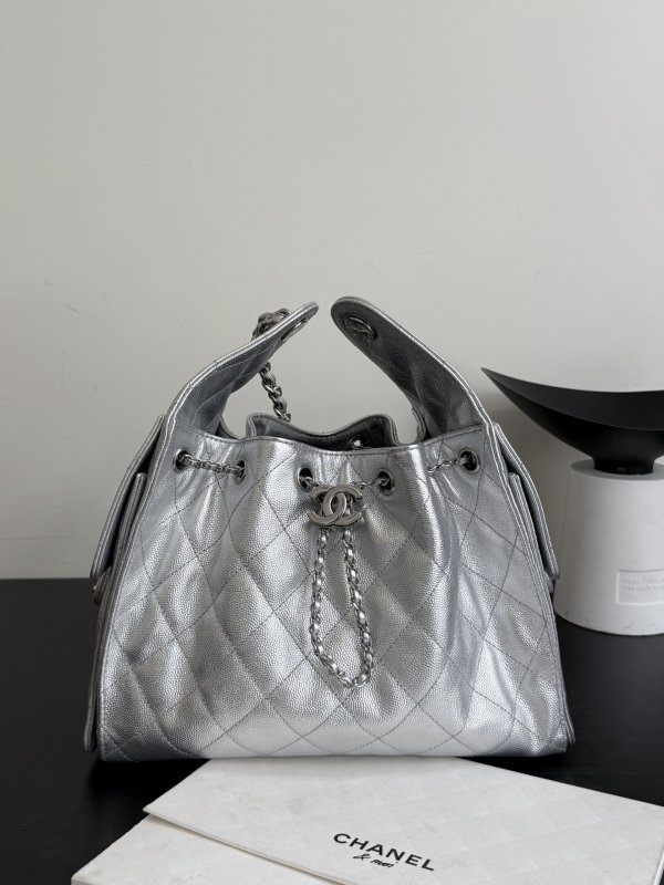 Сумка серебряная кожаная Chanel 25 Bag 26C Caviar 30 см