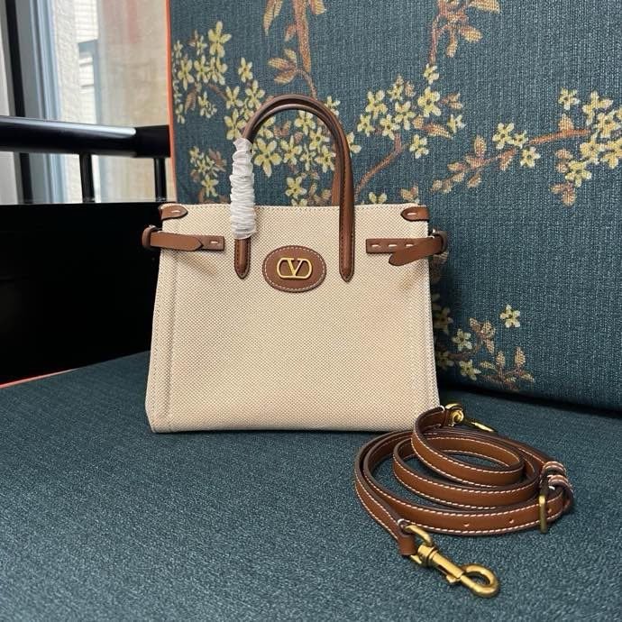 Сумка шоппер Valentino Garavani Antibes 22 см